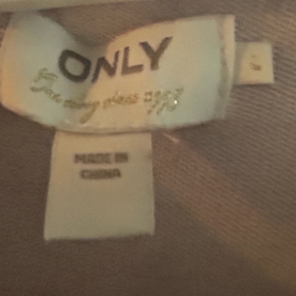 Only  size large aWomen's Soft Cream Long Sleeve Top- new or like new - Picture 4 of 7